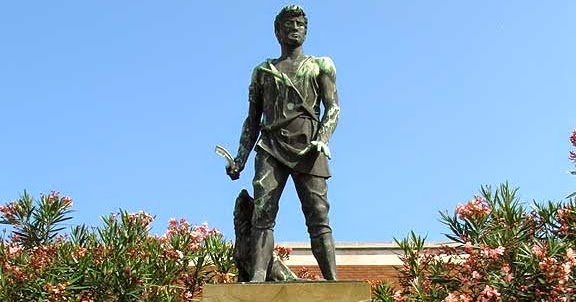Sondaggio decide il trasferimento della statua del Villano