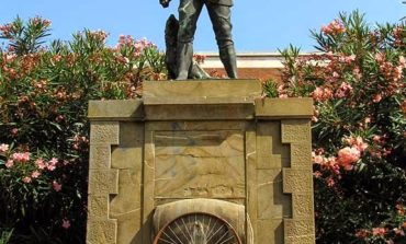 Un sondaggio on line sulla statua del Villano