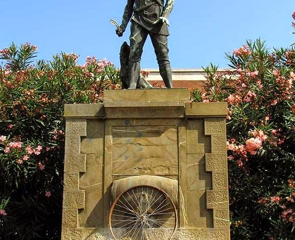 Un sondaggio on line sulla statua del Villano