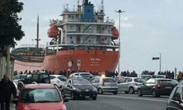 Nave in avaria davanti alla costa: incagliata