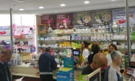Sfondano la farmacia con un tombino, via mille euro