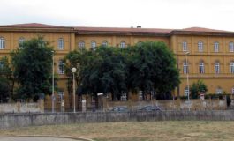 Frammenti sospetti nel terreno della scuola