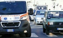 Fugge dopo aver investito un anziano sulle strisce