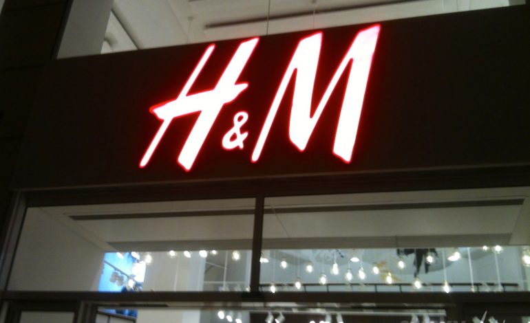 Tre adolescenti sorprese a rubare H&M