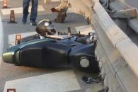 Ubriaco si schianta in moto contro il guard rail