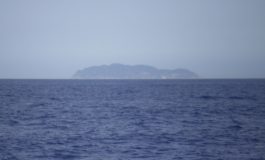 Peschereccio contro gli scogli, salvo l'equipaggio
