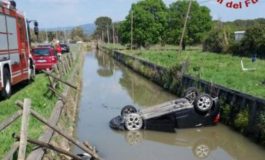 Si ribalta con l'auto nel fosso: salva