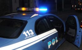 Tenta di spaccare una vetrina a martellate. Arrestato il complice