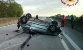 Auto si cappotta: due morti e tre feriti