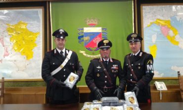 Zaini e borsa in mare con 148 kg di coca