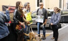 Giustizia per Snoopy. Protesta degli animalisti davanti al Tribunale