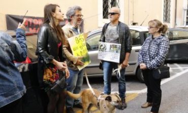 Giustizia per Snoopy. Protesta degli animalisti davanti al Tribunale