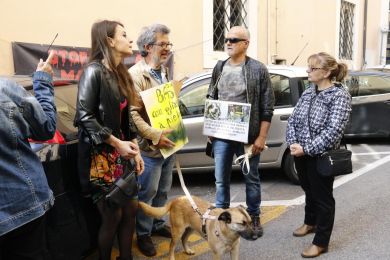 Giustizia per Snoopy. Protesta degli animalisti davanti al Tribunale