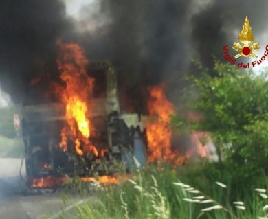 Bus in fiamme. Non ci sono feriti