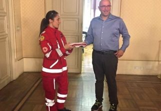 La bandiera della Croce Rossa esposta a Palazzo Comunale
