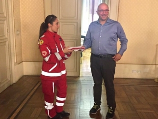 La bandiera della Croce Rossa esposta a Palazzo Comunale