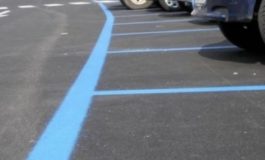 Strisce blu sulla corsia lato sud di via de Larderel