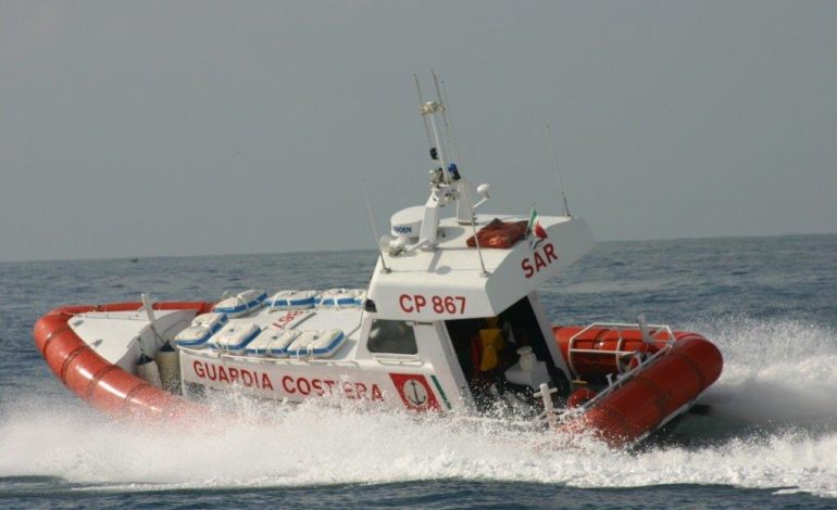 Barca affonda alla Meloria, in salvo i naufraghi