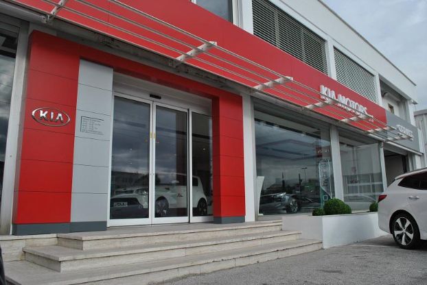 Cade da 7 metri, grave giovane operaio