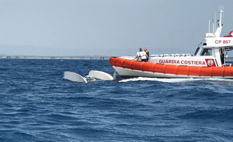 Paura in alto mare: catamarano si rovescia