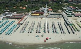 Paura a Tirrenia per una tromba d'aria: volati ombrelloni e sdraio