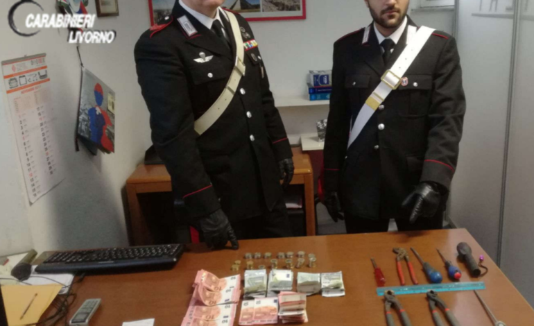 Il cane Lion trova hashish e cocaina. 3 arresti