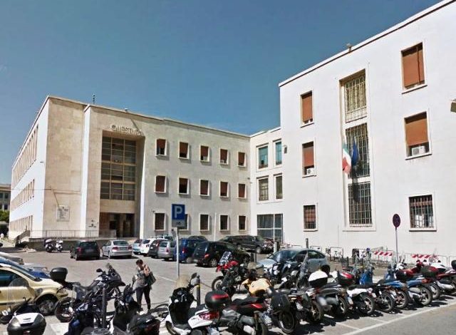 Va in questura per il nipote 13enne, ma l’arrestano perché latitante