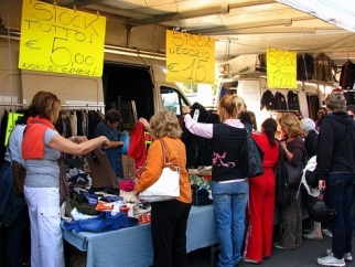 Mercatino straordinario in via dei Pensieri