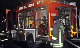 Minicar distrutta dalle fiamme
