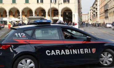 Va in escandescenza e aggredisce gli uomini in divisa
