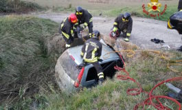 Finisce con l'auto incastrato sotto il ponte di un canale. 31enne rischia l'ipotermia