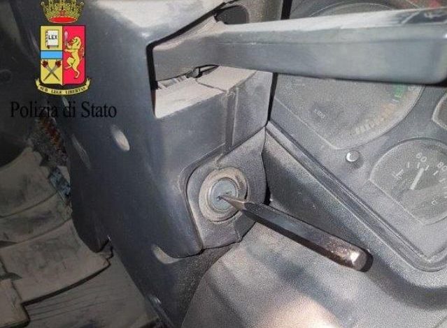 Tenta di imbarcarsi con il camion rubato per Palermo: bloccato e denunciato