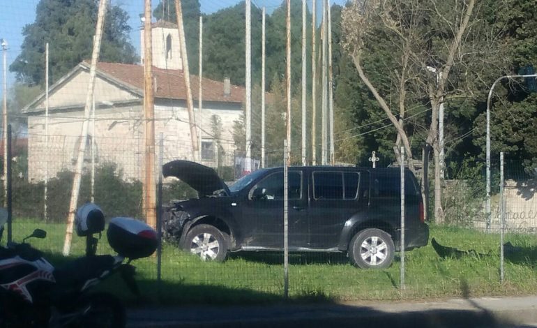 Scontro ambulanza – suv al semaforo. 4 feriti