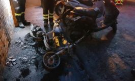 Auto e scooter a fuoco nella notte