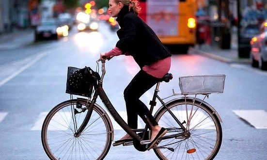 Aci: ancora molte insidie sulle strade cittadine. “Ciclisti e pedoni indisciplinati”
