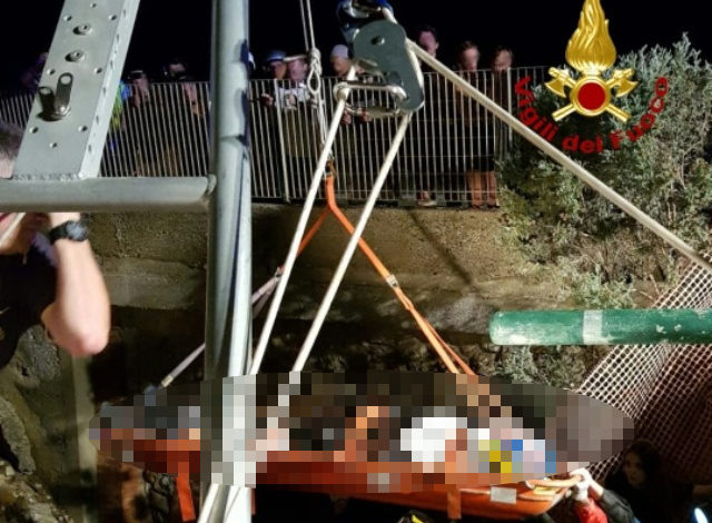 Voragine nel parcheggio a Calafuria, recuperato 31enne ferito