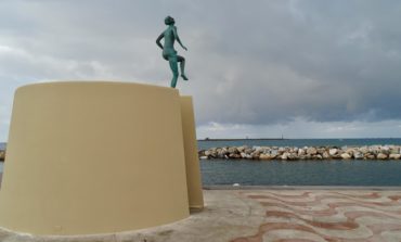 Scoglio della regina, a lucido la statua di Chia
