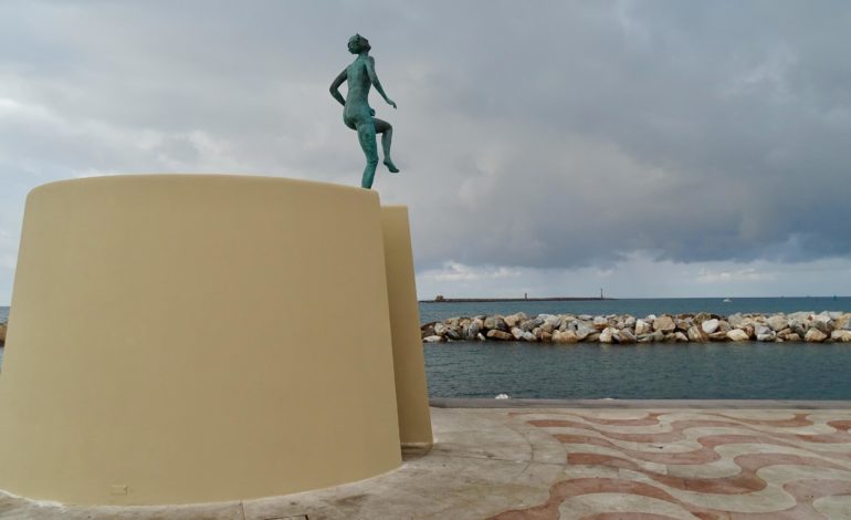 Scoglio della regina, a lucido la statua di Chia