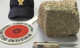 Spaccano finestrini con pietra: arrestati ladri in azione