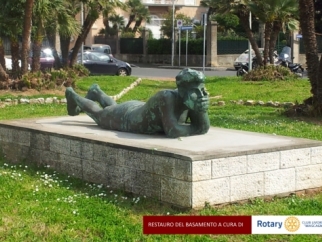 Parte il restauro del basamento del monumento “Il Pescatore”