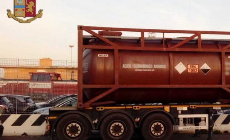 Autocisterna con liquido pericoloso non sorvegliata: autista nei guai