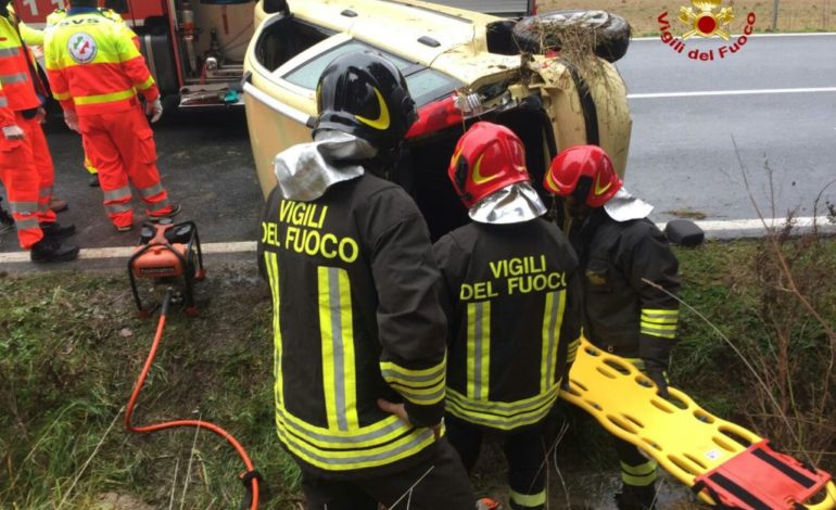Auto si ribalta in via delle Sorgenti