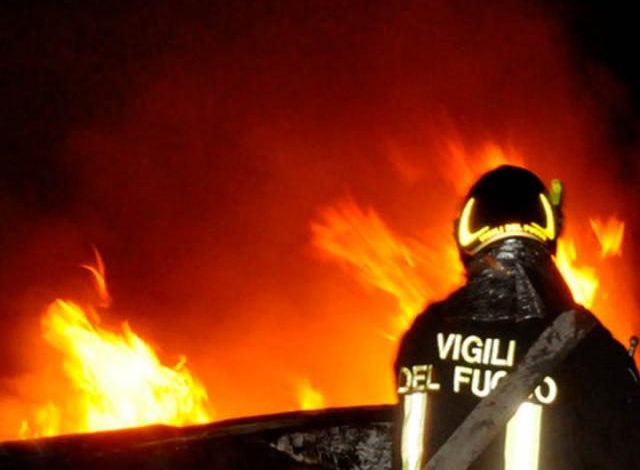 Boato nella notte, a fuoco il luna park