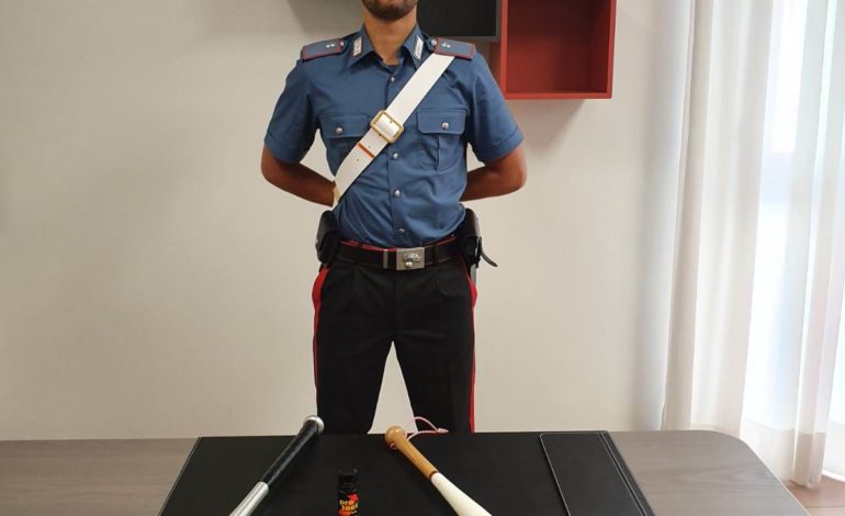 Aggredisce tre carabinieri con un coltello, arrestato