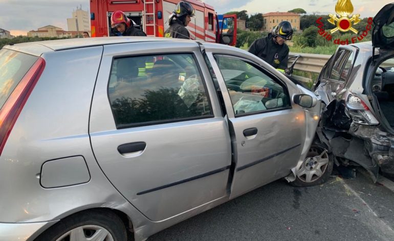 Incidente in Variante, due incastrati tra le lamiere