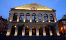 Frantuma vetrata del Goldoni con un mattone