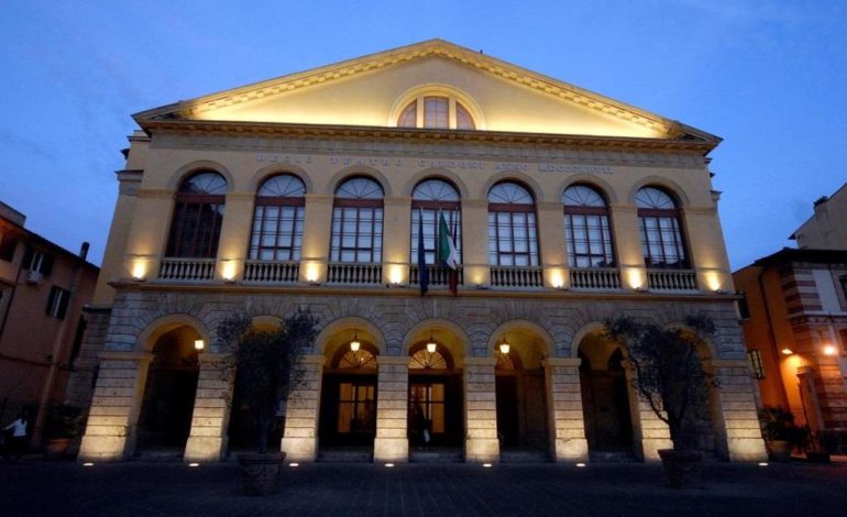 Frantuma vetrata del Goldoni con un mattone