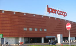 Venti persone forzano le casse all’Ipercoop e fuggono con i carrelli della spesa