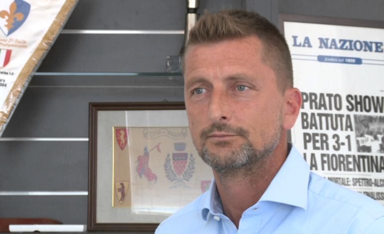 Cori e fumogeni per Toccafondi