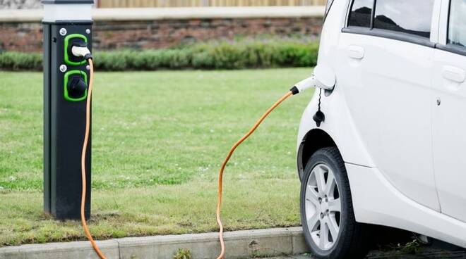 Colonnine auto elettriche, il Comune cerca imprenditori per la gestione